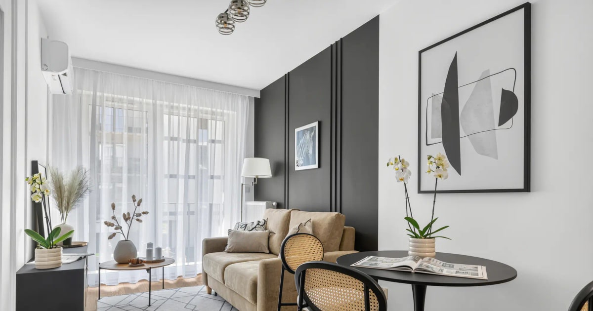 Salon z jadalnią w neutralnej kolorystyce — fotografia realizacji qusnap.