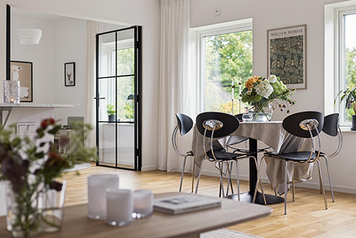 Jasny salon z dużymi oknami