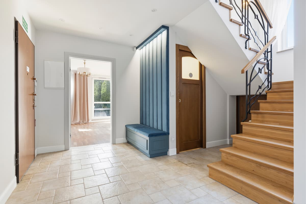 Drewniana klatka schodowa z kutą balustradą