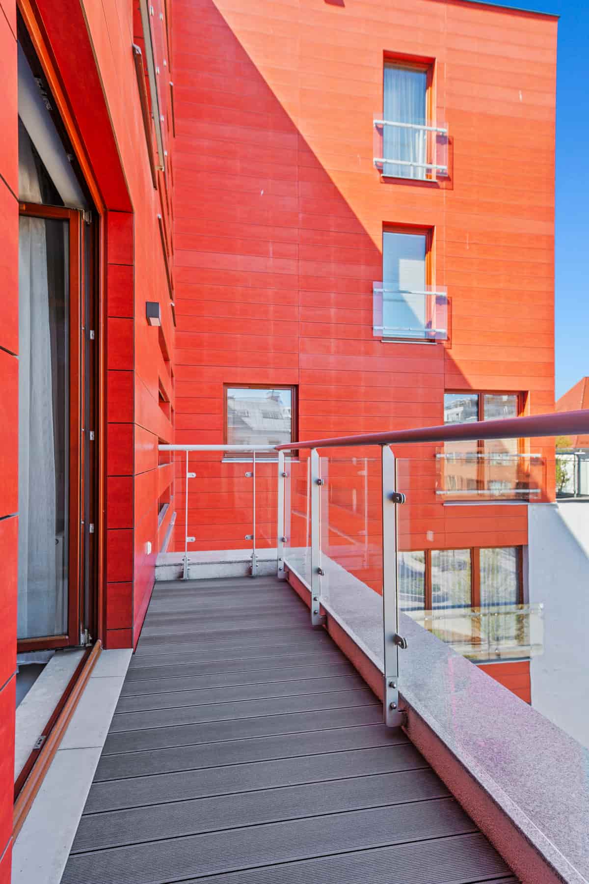 Balkon z czerwonym detalem elewacji