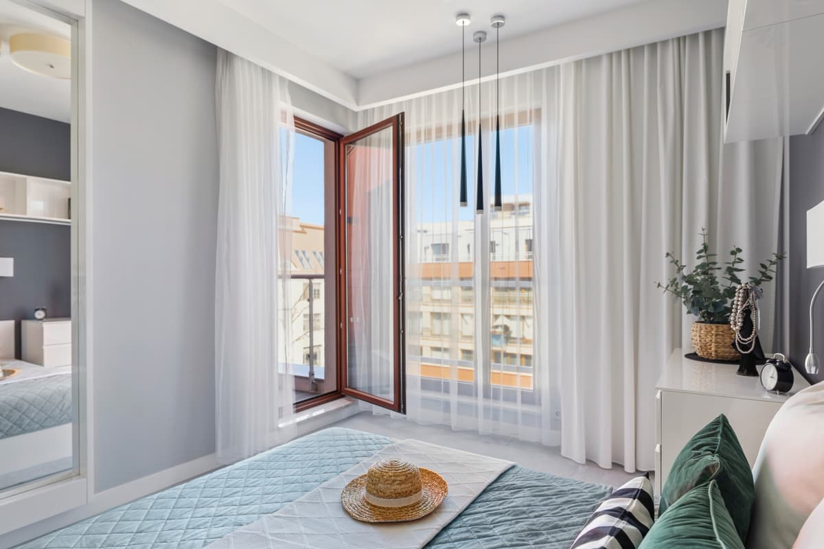 Sypialnia z otwartym wyjściem na balkon