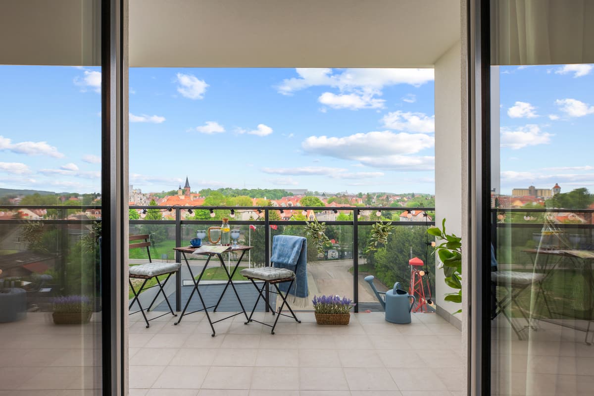 Balkon z widokiem na zieleń i panoramę