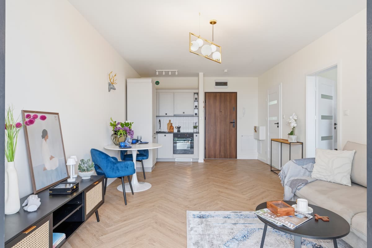 Jasny salon z wyjściem na balkon