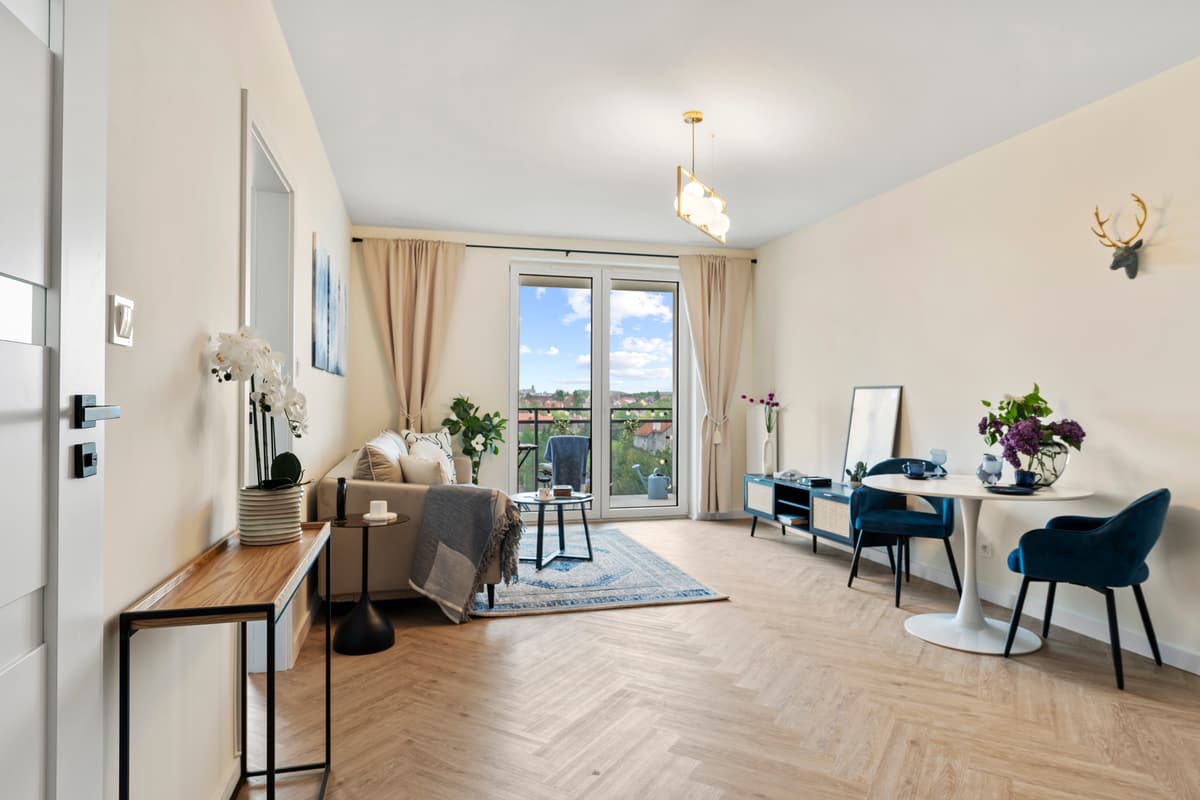 Strefa dzienna z jadalnią i widokiem na balkon