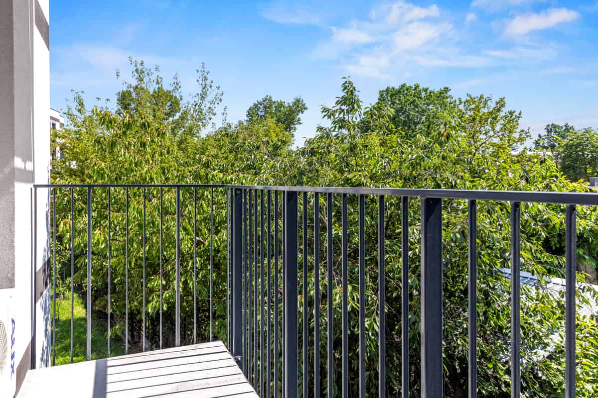 Balkon otwarty na korony drzew