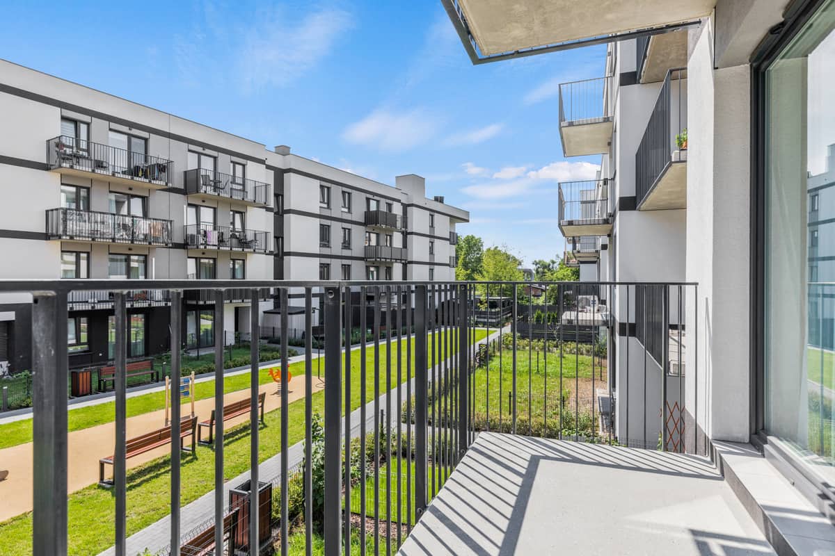 Balkon z widokiem na nowoczesne osiedle