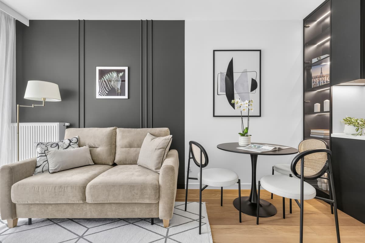 Salon z grafitową ścianą i jasną sofą