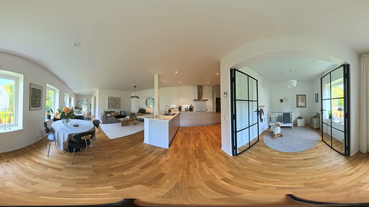 Panoramiczny widok jadalni, kuchni i salonu z przykładowej realizacji 360